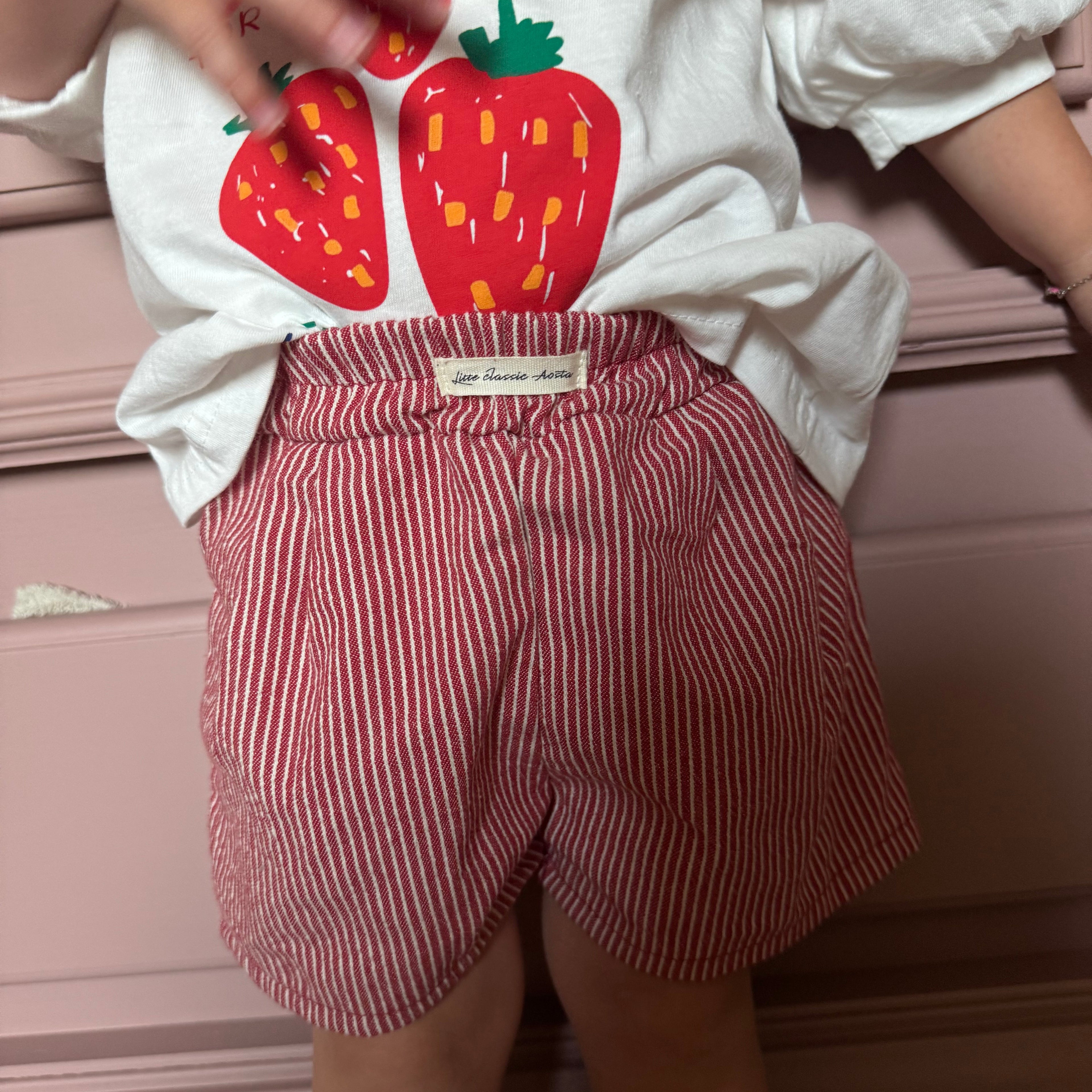 Rood streep shortje
