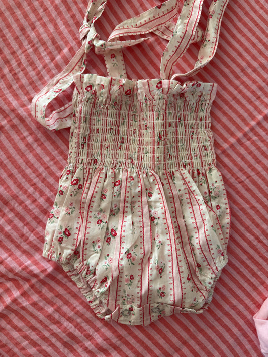 Strampler mit rosa Blümchen