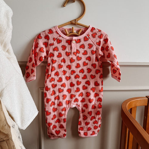Baby-Jumpsuit mit Herzchen 💘